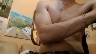彼のリビング ルームに座っているフィットネス男の xxx ビデオ