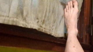 ххх видео фитнес парня лежащего на кровати и показывающего ступни