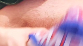 Walę konia i spuszczam się w spodnie dla mojego klienta