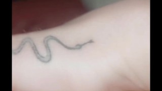Seul, je joue avec mes doigts et ma chatte