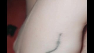 Seul, je joue avec mes doigts et ma chatte
