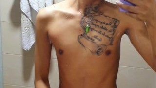 Masturbandome en el baño, leche sobre el espejo