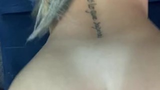 Mi novia se disfraza de policía para ser follada como una buena perra