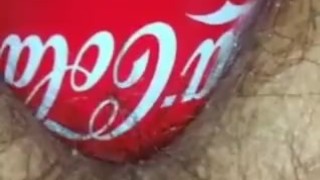 Me meto una botella por el culo