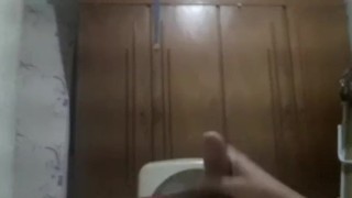 Garoto branco batendo punheta e gozando