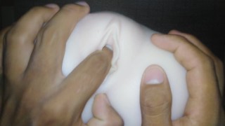 Papi a su chica para tocar su apretado coño, ¡shhh! Cállate muñeca sexual