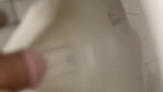 【日本人おしっこ動画】公衆トイレでおしっこ！ジョロジョロ出ちゃう！