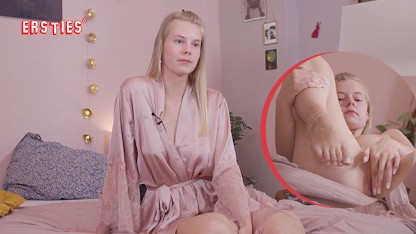 Ersties: Die blonde Jolien spielt gerne Fußball und steht auf sexy Dessous