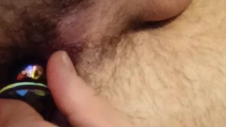 Ragazzo si apre il culo con plug anale per fare pratica