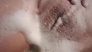 Mi vecino me graba mientras me baño