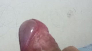 La Cabeza de este pene esta tan roja que provoca chuparlo
