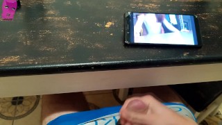 Поругался с женщиной и пошел мастурбировать на кухню, оставил на утро сюрприз 😈