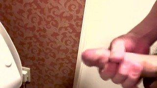 巨根な日本人男子が勃起したままおしっこする