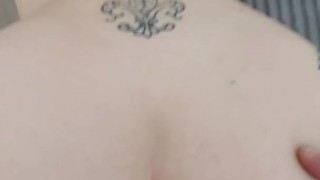 Se la chupo al vecino y no se aguanta las ganas de cogerme