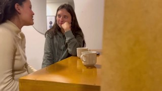 Lesbianas se tocan en público y después follan en baño público.