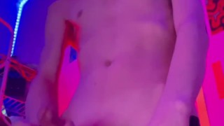 Красивый парень дрочит большой член