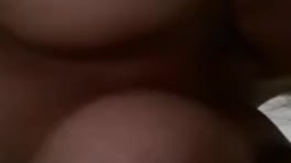 Milf puta, cuando pasan de sorpresa de adelante a atrás...y 3 kg de tetas