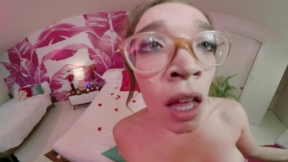 戴着眼镜的性感金发女郎在 VR 中让她的屁股充满精液