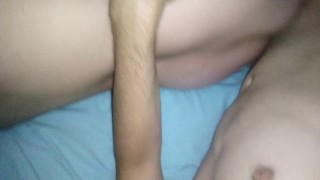 De lado cogiendo con mi novia en la cama desnudos