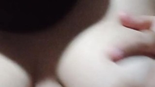 Tocándose las tetas