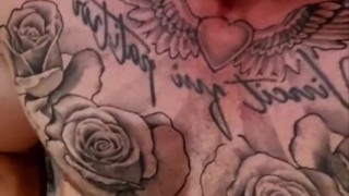 Muscley guy wanking and cumming