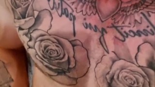 Muscley guy wanking and cumming