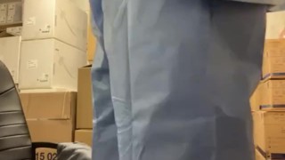 Infirmier qui ce masturbe la grosse la bite bien dur dans un local