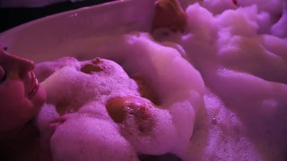 Красотка моется в ванне и ласкает себя