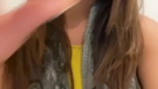 YELAHIAG MASTURBANDOSE LUEGO DE QUITARSE LAS BOTAS.