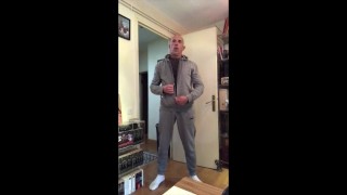 Le Centurion se branle, se met les doigts dans le cul et mange son foutre