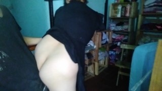 Jugando con sus tetas y cogiendo