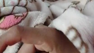 Masturbo a mi novio mientras mis padres estan en casa 🔥