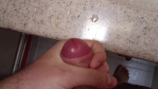 derramo todo mi semen en mis manos con mi pene mientras celebraba navidad