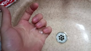 derramo todo mi semen en mis manos con mi pene mientras celebraba navidad