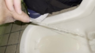 【放尿】短小包茎チンポが和式トイレでオシッコ動画