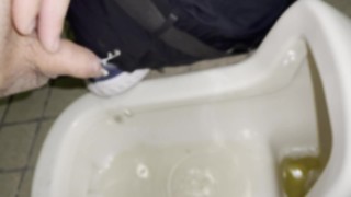 【放尿】短小包茎チンポが和式トイレでオシッコ動画