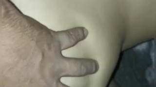 Mi amiga me pide que la grabé masturbandose para su novio, pero terminamos cogiendo