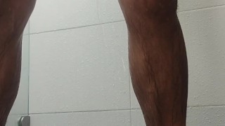 Encontré una cámara que estaba grabando mientras tomaba un baño y decidí sorprenderla.