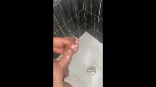 Me corro delicioso mientras me baño