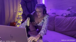 😈🍓The stepson sweetly fucked a wet, insatiable stepmom for interfering in a video game stream