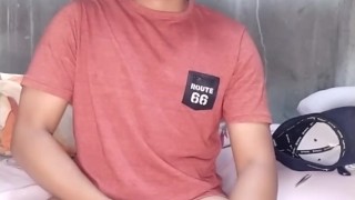 Chico latino sé masturba en su habitación