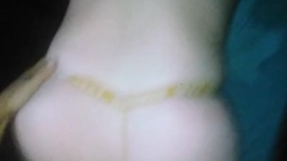 Cogiendo parados a mi novia con su hilo amarillo de lado por la noche