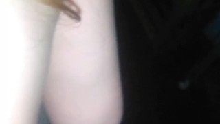 Cogiendo parados con mi novia x la noche le corro la tanga de lado