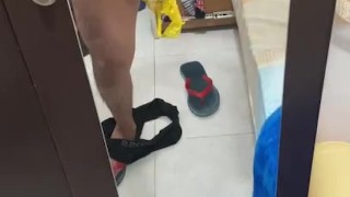 Me pongo cachondo con las tangas de mi vecina