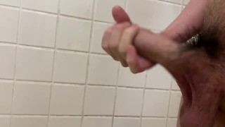 公衆トイレで溜まりまくった精子を一気に出しちゃうデカチン男子