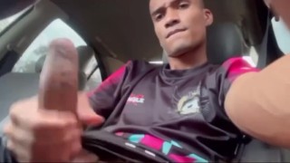 Joven arrecho se masturba en el carro en un lugar público