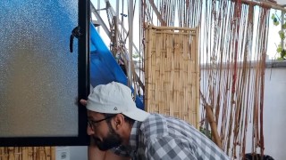 Espiando a mi vecino por la ventana quitandose la ropa frente a su espejo en su habitación - Hwary