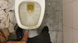 Entro a un baño público a orinar