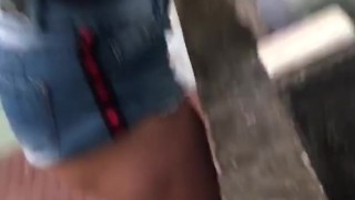 Me Cojo a Mi Vecina En la Terraza Al Aire Libre Mientras se Asoma A la Puerta Que No Venga Nadie 🥵