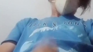 Joven se se toca su cosita dulcemente